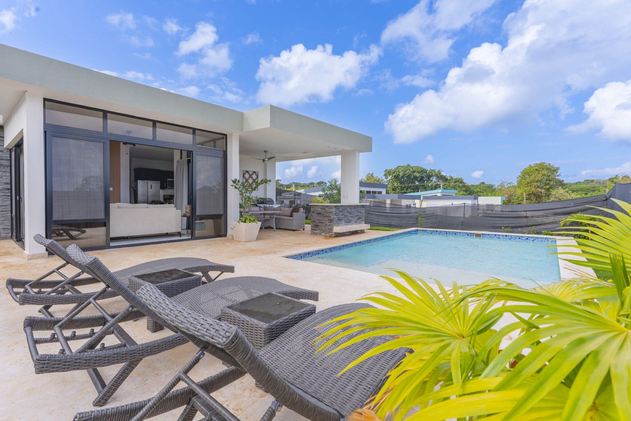 Villa Sunset – 2-Bedroom, 2.5-Bath Modern Tropical Home