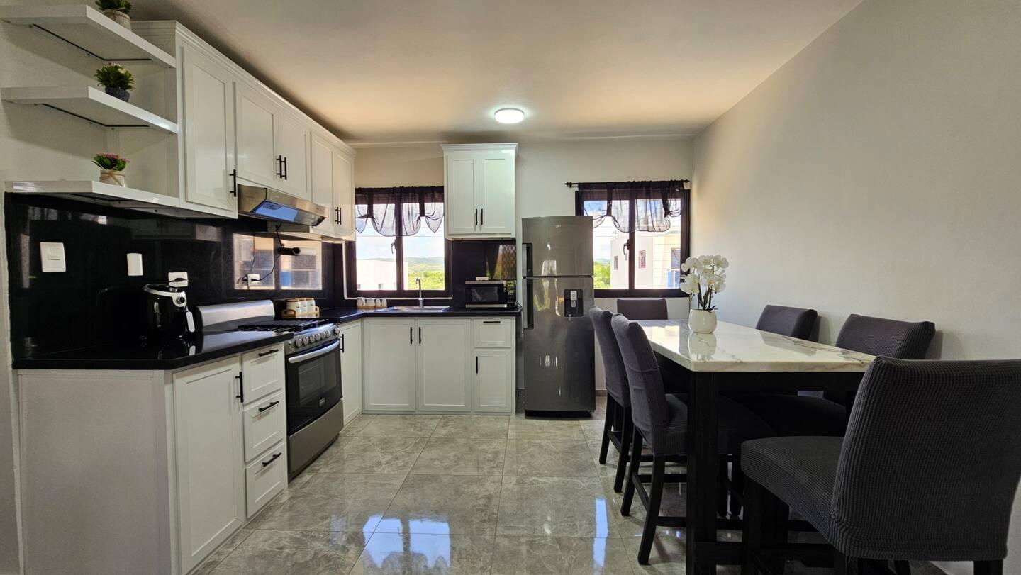 Modern 2BR Apartment with Balcony – Los Castillos