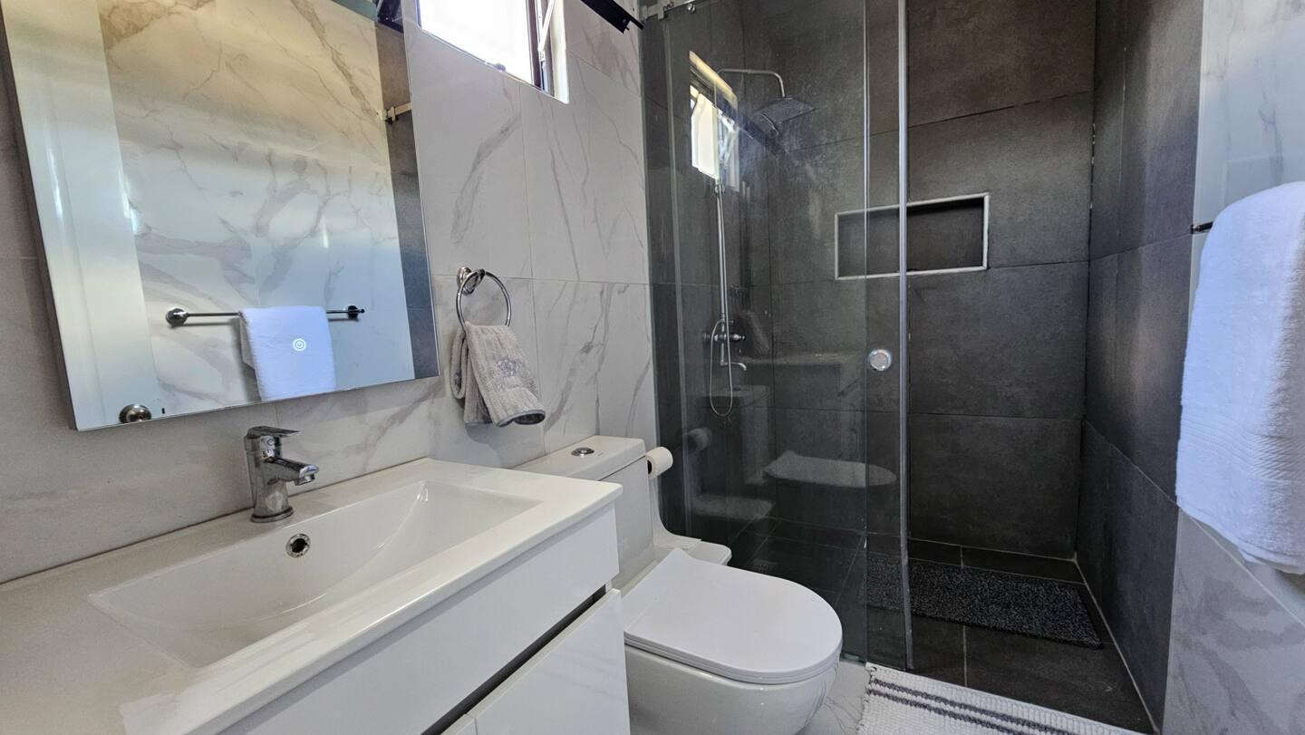 Modern 2BR Apartment with Balcony – Los Castillos