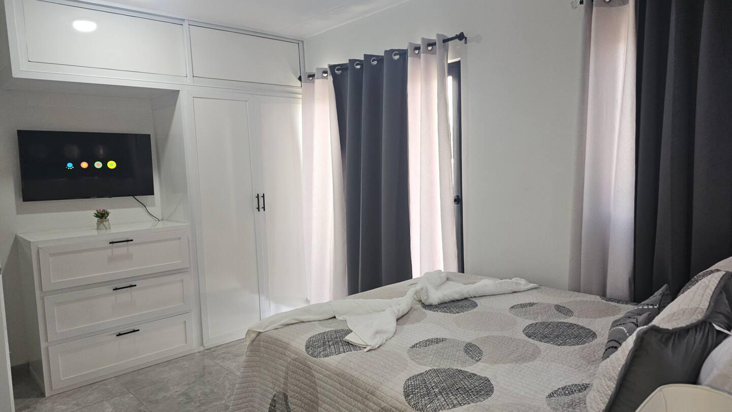 Modern 2BR Apartment with Balcony – Los Castillos