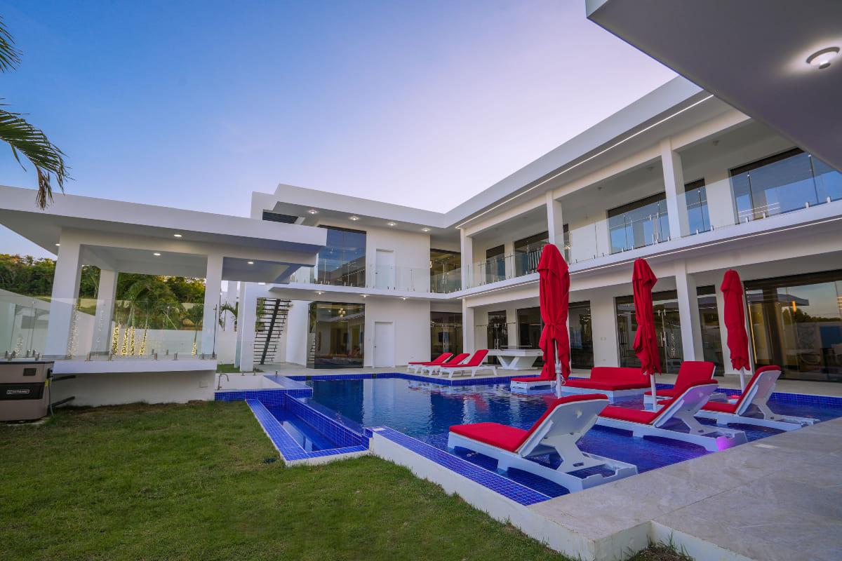 The Royal Estate – 13BR Luxury Villa in Sosua