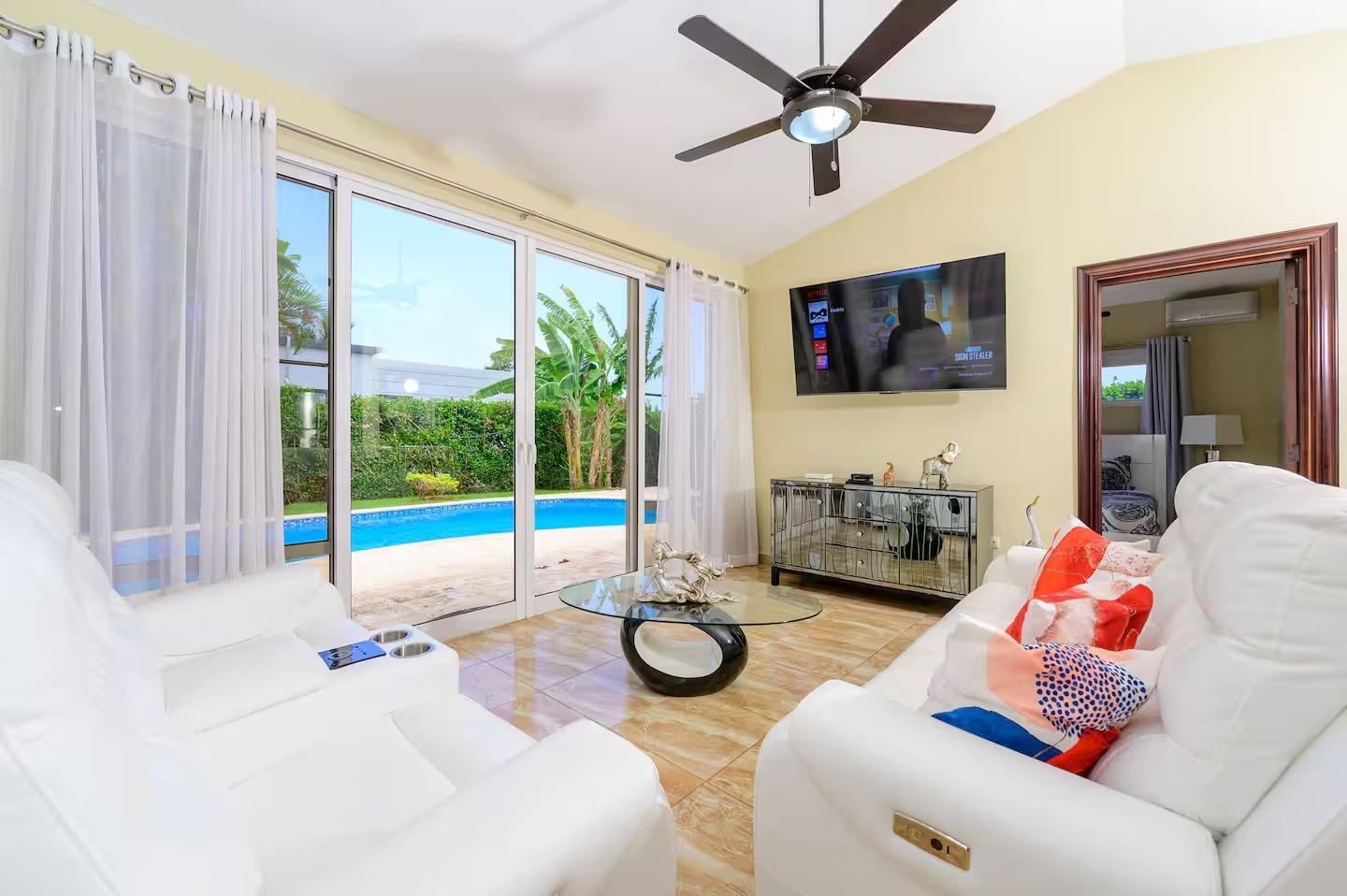 Casa Linda 2BR Contemporary Villa w/ Private Pool & Bar