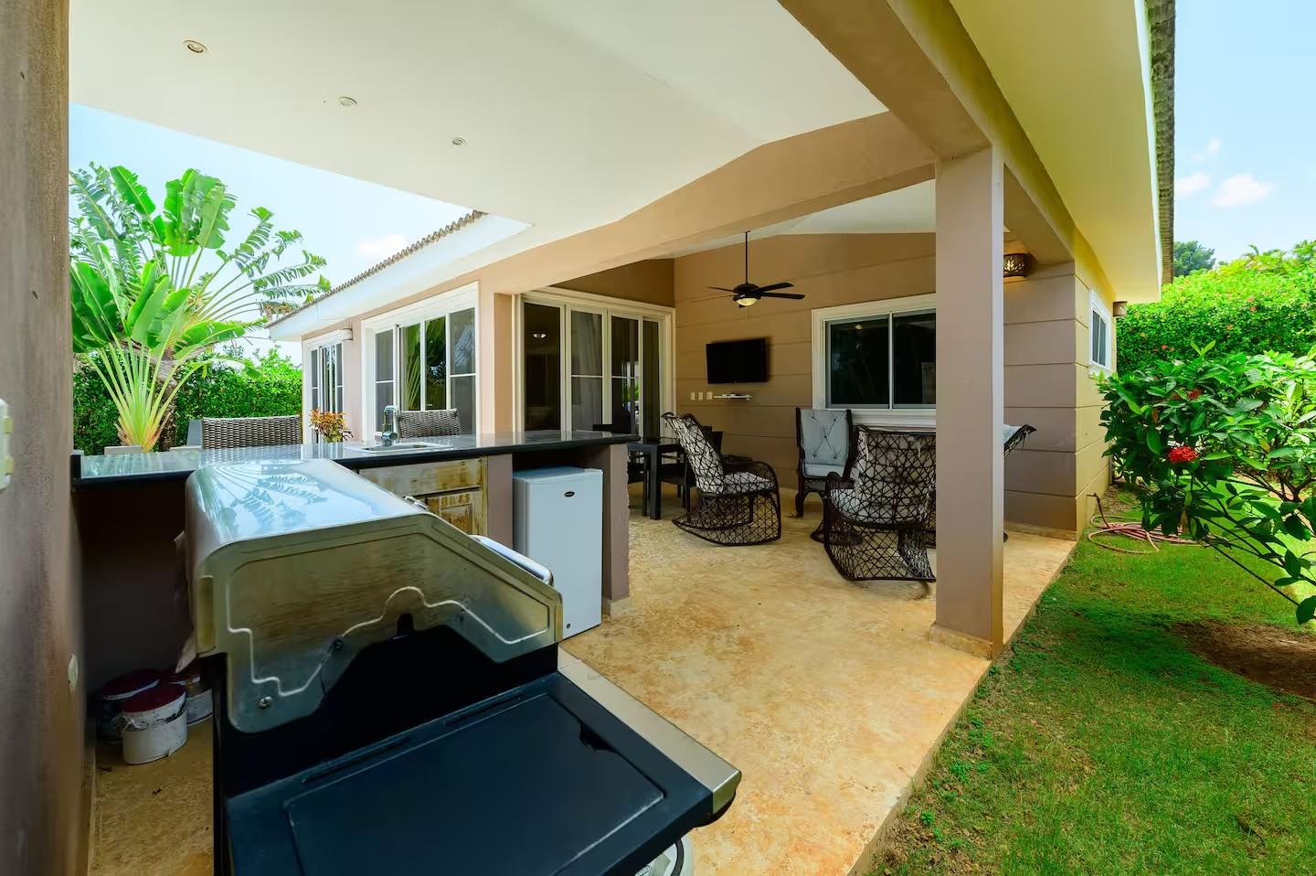 Casa Linda 2BR Contemporary Villa w/ Private Pool & Bar