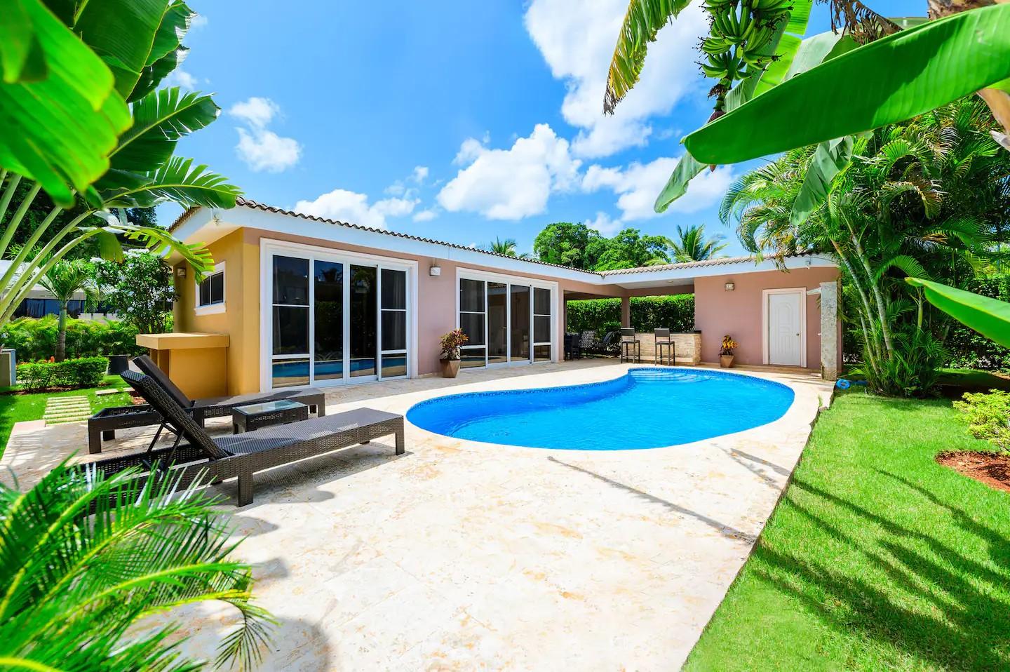Casa Linda 2BR Contemporary Villa w/ Private Pool & Bar