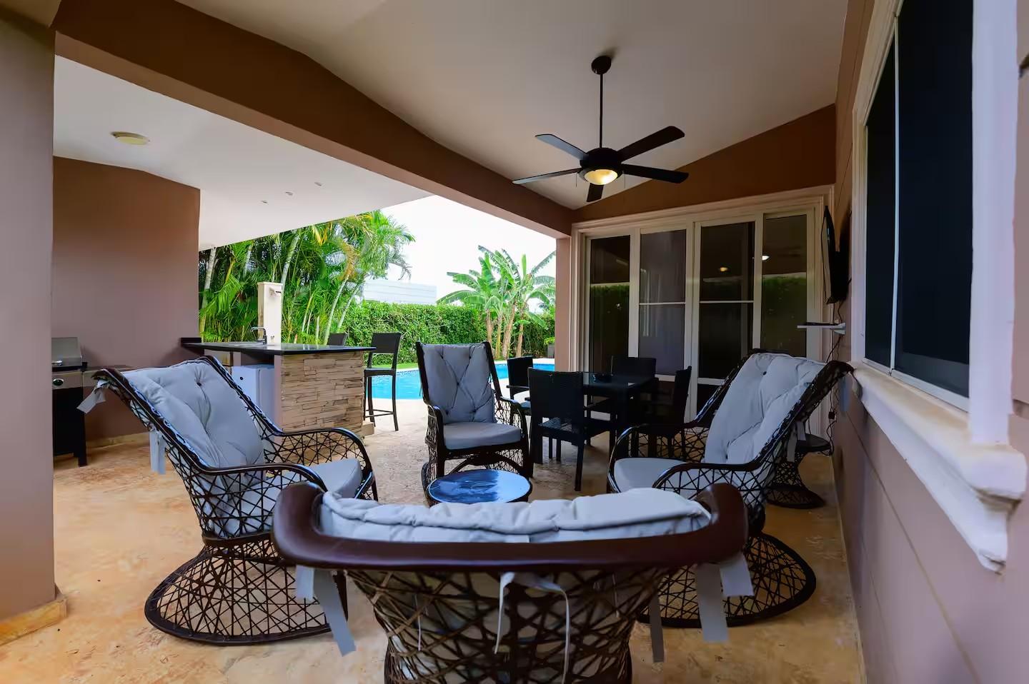 Casa Linda 2BR Contemporary Villa w/ Private Pool & Bar