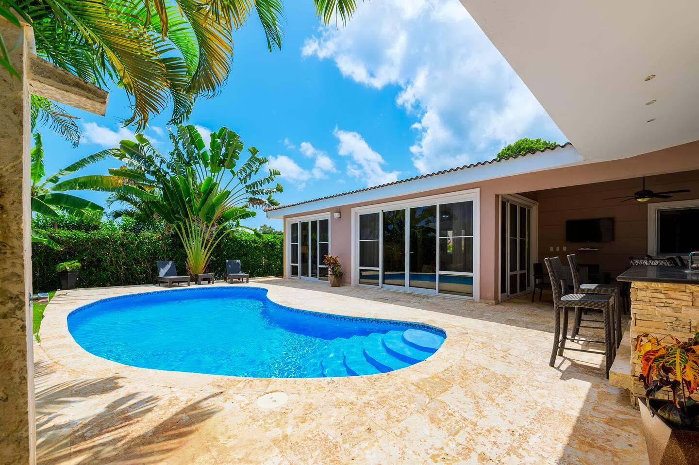 Casa Linda 2BR Contemporary Villa w/ Private Pool & Bar