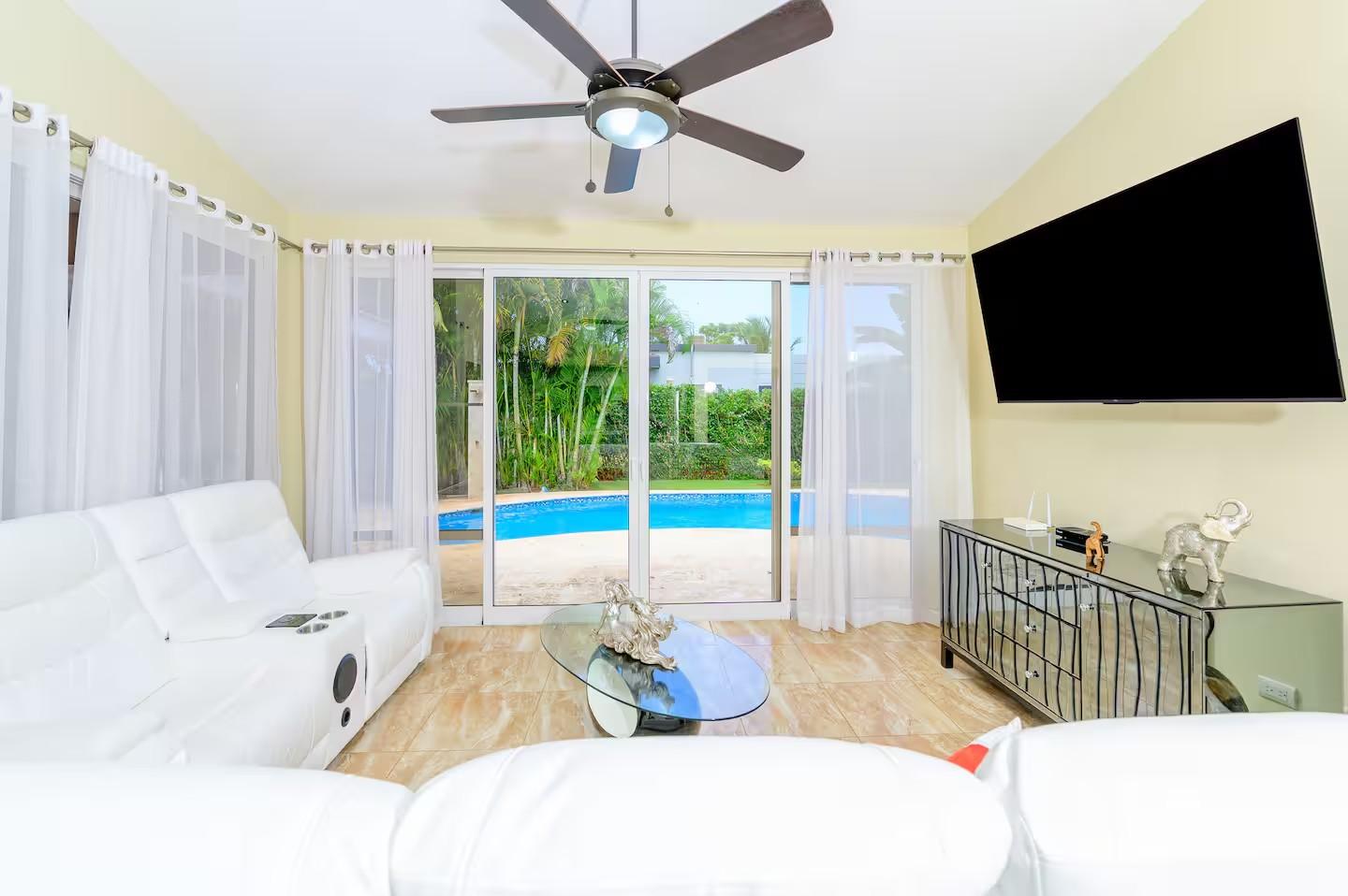 Casa Linda 2BR Contemporary Villa w/ Private Pool & Bar