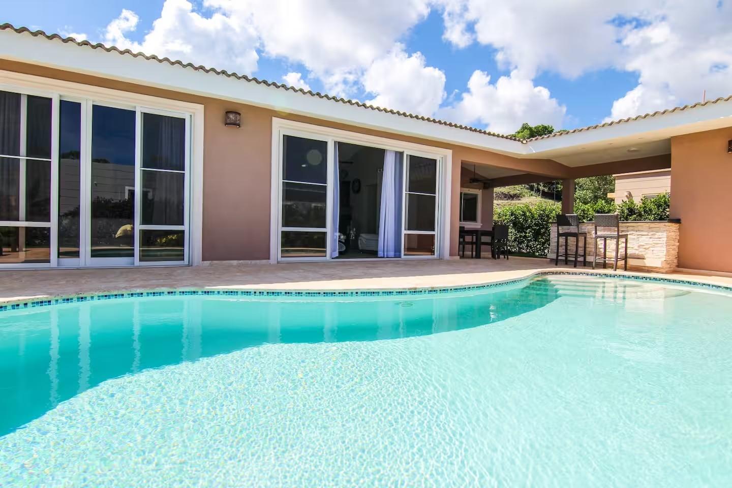 Casa Linda 2BR Contemporary Villa w/ Private Pool & Bar