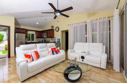 Casa Linda 2BR Contemporary Villa w/ Private Pool & Bar