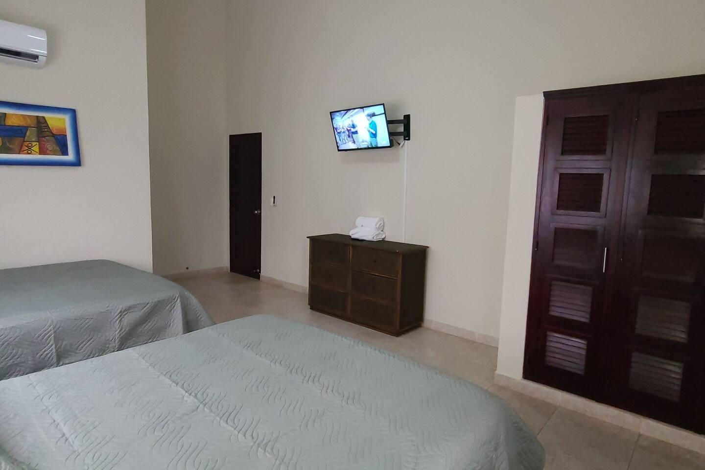 Villa Hermosa – Spacious 4BR Pool Villa Walkable to Downtown