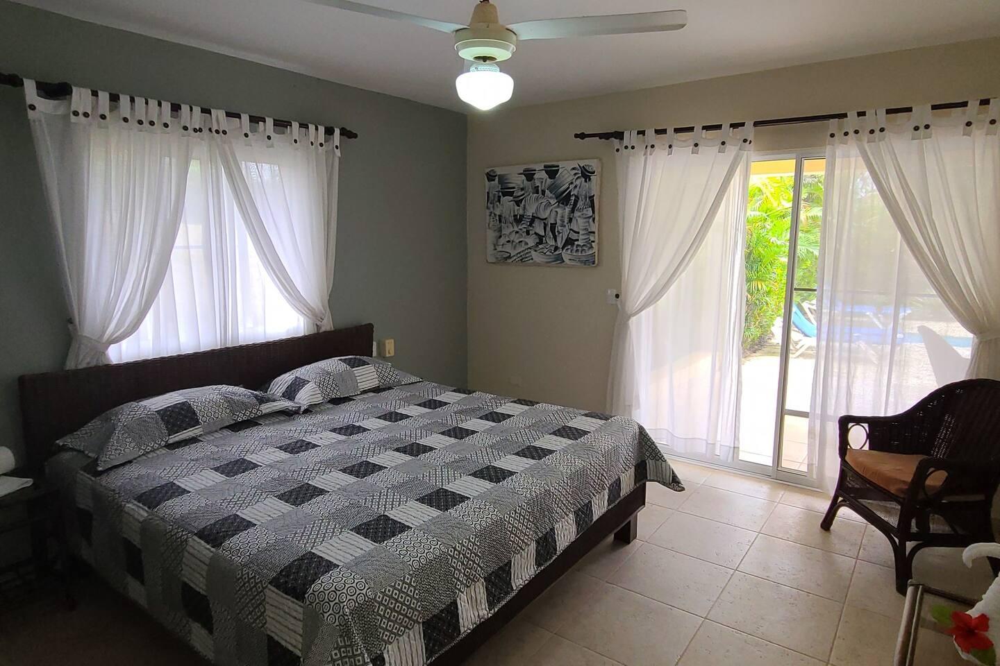 Villa Hermosa – Spacious 4BR Pool Villa Walkable to Downtown